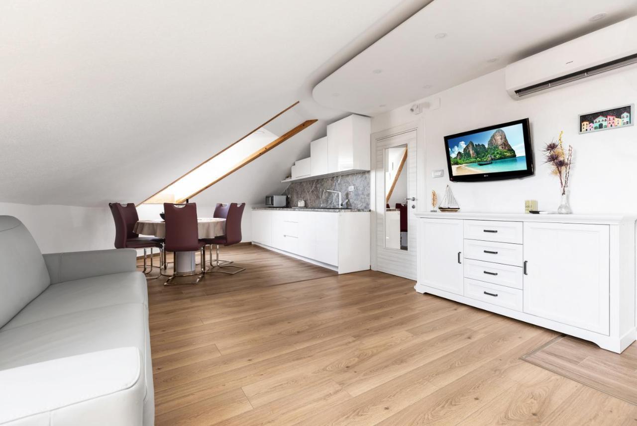 Luxury Dante Apartment With Terrace Split Exterior photo