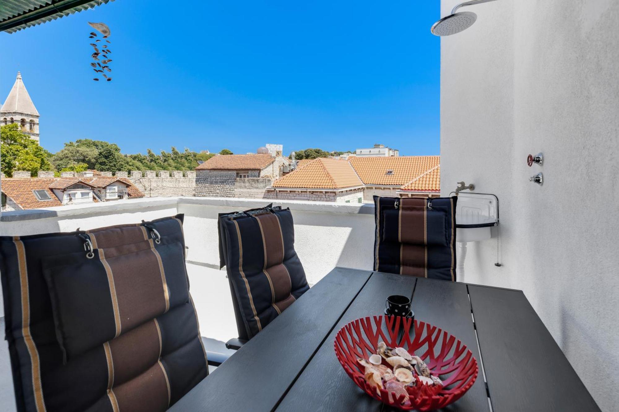Luxury Dante Apartment With Terrace Split Exterior photo